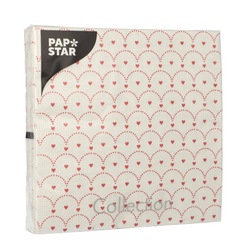 Eine Packung mit 20 PAPSTAR GmbH Servietten, 33 x 33 cm, 3-lagig mit Design Set 4. Mit einem sich wiederholenden roten Herz und einem gepunkteten Halbkreismuster. Das PAPSTAR-Logo erscheint oben links auf der Verpackung.