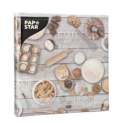 PAPSTAR 20 ubrousků, 33x33 cm, 3-vrstvé od PAPSTAR GmbH je designová sada 6 na téma pečení s obrázky pečiva a přísad na světlém dřevěném povrchu.