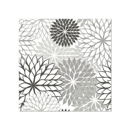 PAPSTAR 20 servítky (25 x 25 cm, 3-vrstvé, 1/4 skládání) od společnosti PAPSTAR GmbH zobrazují čtvercový květinový vzor s ostrými okvětními lístky v černé, šedé a bílé barvě na bílém pozadí – perfektní stolní dekorace s rovnoměrně rozloženými květinami různých velikostí.