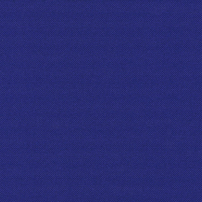 Eine Nahaufnahme des strukturierten blauen Stoffes, ähnlich der glatten, gleichmäßigen dunkelblauen Oberfläche der PAPSTAR 50 Servietten "ROYAL Collection" 1/4-Falz 40 x 40 cm der PAPSTAR GmbH, ohne sichtbare Markierungen oder Muster.