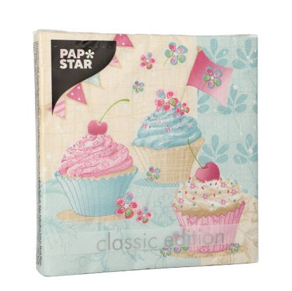 Balení 20 PAPSTAR ubrousků, 33x33 cm, 3-vrstvé, 1/4 skládání z designové sady 6 od PAPSTAR GmbH, ukazuje cupcakes, třešně, květiny a praporky na světle modro-béžovém pozadí.