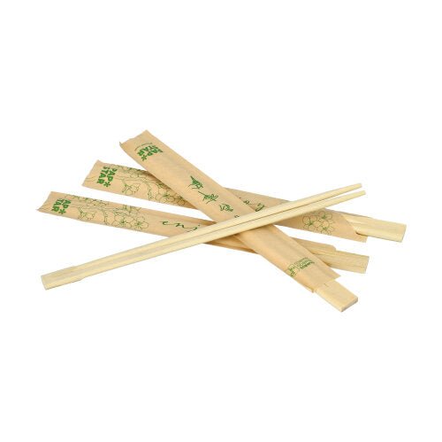 Několik párů PAPSTAR GmbH jídelních hůlek bambus "čisté", 21 cm, jednotlivě zabalených ve fólii, je rozloženo na bílém pozadí; některé páry mají rukávy se zelenými motivy a textem.
