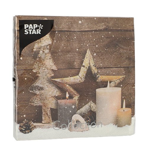 PAPSTAR GmbH 20 ubrousků, 33x33 cm, 3-vrstvé, Set 5 ukazuje rustikální zimní design se svíčkami a dřevěnými dekoracemi - odolné a dekorativní pro slavnostní příležitosti.