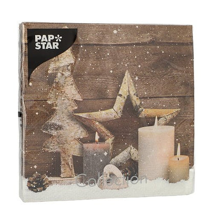 PAPSTAR GmbH 20 ubrousků, 33x33 cm, 3-vrstvé, Set 5 ukazuje rustikální zimní design se svíčkami a dřevěnými dekoracemi - odolné a dekorativní pro slavnostní příležitosti.