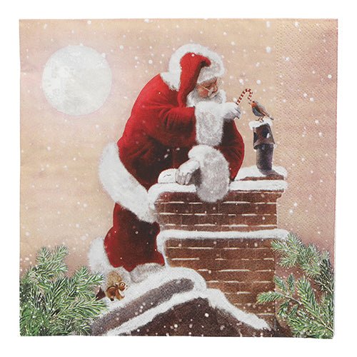 Santa Claus v červeném stojí s cukrovou hůlkou na zasněžené střeše vedle ptáka a komína, orámovaný větvemi jedle. Ideální vánoční motiv pro PAPSTAR 20 ubrousků, 40 cm x 40 cm, 3-vrstvé, 1/4 skládání od PAPSTAR GmbH.