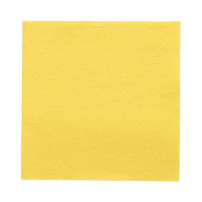 Jedna PAPSTAR 20 ubrousků „DAILY Collection“ 1/4-skládání (32x32 cm) ubrousek od PAPSTAR GmbH, ve žluté barvě s decentní strukturou a rovnými hranami, leží na bílém podkladu – perfektní pro elegantní stolní dekoraci.