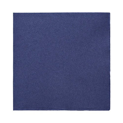 20 ubrousků „DAILY Collection“ 1/4-složené, 32x32 cm, od PAPSTAR GmbH se prezentuje v jednoduché tmavě modré s jednoduchou strukturou a rovnými okraji – ideální pro každou stolní dekoraci, prezentováno na bílém pozadí.