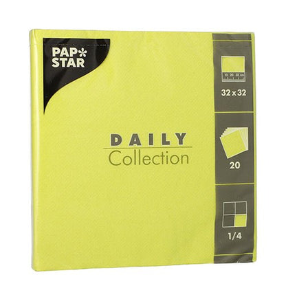 Balení „DAILY Collection“ od PAPSTAR GmbH obsahuje 20 žlutých ubrousků s 1/4-skládáním (32 x 32 cm); na obalu jsou umístěny symboly s rozměry, množstvím a údaji o skládání.