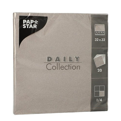 20 ubrousků „DAILY Collection“ (32x32 cm, 1/4-skládání) od PAPSTAR GmbH přichází ve stylovém světle hnědém balení se stříbrným a bílým textem, perfektní pro elegantní stolní dekoraci.