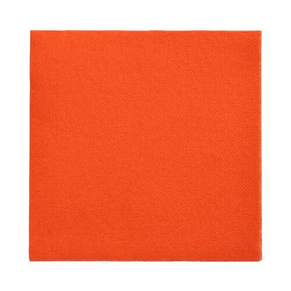 Jednotlivý oranžový PAPSTAR 150 ubrousků "DAILY Collection" 1/4-skládání (32 x 32 cm) od PAPSTAR GmbH leží naplocho na bílém pozadí.