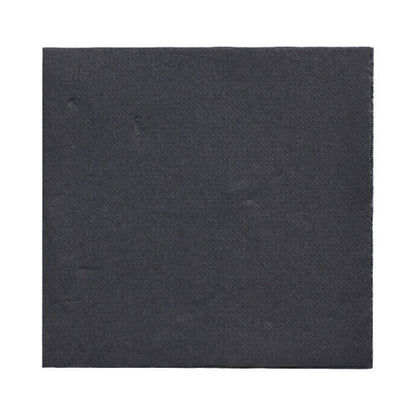 Na bílém pozadí je zobrazen černý 150 ubrousků „DAILY Collection“ (1/4-skládání, 32x32 cm) od PAPSTAR GmbH, který ukazuje svůj hladký, jemně strukturovaný povrch s malými nepravidelnostmi.