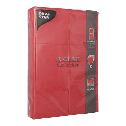 Balení PAPSTAR 50 ubrousků „DAILY Collection“ 48 cm x 30 cm s příborovým záhybem od PAPSTAR GmbH, zabalené v průhledném plastu, ukazuje detaily a vlastnosti produktu v bílém a šedém písmu na obalu.