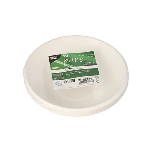 Stoh dvanácti PAPSTAR 12 misek, cukrová třtina „pure“ od PAPSTAR GmbH, bílé, kulaté, ekologické jednorázové talíře, zabalené v plastu se zeleno-bílou etiketou s detaily produktu a symboly pro recyklaci a kompostovatelnost (biologicky odbouratelné).