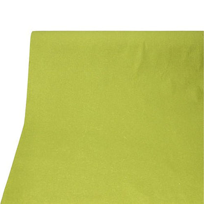 Detailní záběr PAPSTAR ubrusu, látkový vzhled, PV-Tissue Mix „ROYAL Collection“ (20 m x 1,18 m) od PAPSTAR GmbH v jednobarevné světle zelené ukazuje lehké vrásky na látkovém povrchu před jednoduchým bílým pozadím.