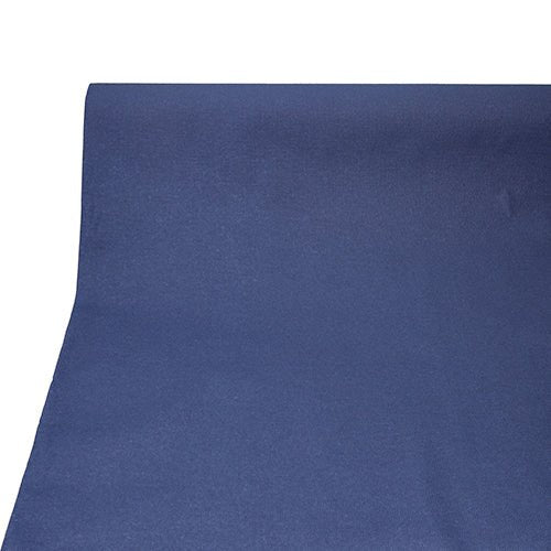 Detailní záběr PAPSTAR ubrusu, látkový vzhled, PV-Tissue Mix „ROYAL Collection“ (20 m x 1,18 m) od PAPSTAR GmbH, rozvinutý v tmavě modré na bílém pozadí.