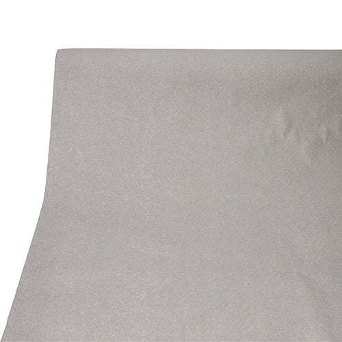 Detailní záběr plochého, hladkého světle šedého listu z PAPSTAR ubrusu, látkový vzhled, PV-Tissue Mix „ROYAL Collection“ (20 m x 1,18 m) od PAPSTAR GmbH, s jemnou texturou a jemnými stíny na pravé straně.