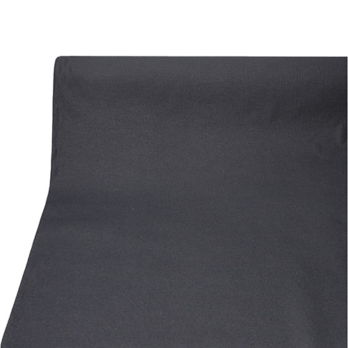 Ubrus o rozměrech 20 m x 1,18 m od společnosti PAPSTAR GmbH z kolekce ROYAL, z vysoce kvalitního PV-Tissue Mix s látkovým pocitem, je rozvinutý na plochém bílém povrchu.