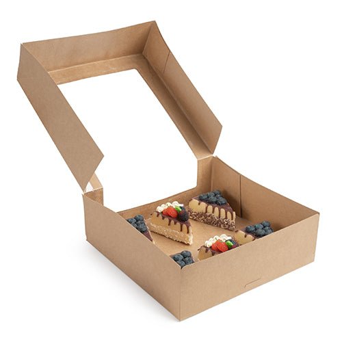 25 dortových krabic s víkem hranatých s průhledným oknem z PLA od PAPSTAR GmbH obsahují čtyři ozdobené kusy dortu se šlehačkou a různým ovocem, pěkně uspořádané v ekologickém balení.
