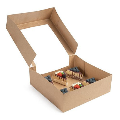 25 dortových krabic s víkem hranatých s průhledným oknem z PLA od PAPSTAR GmbH obsahují čtyři ozdobené kusy dortu se šlehačkou a různým ovocem, pěkně uspořádané v ekologickém balení.