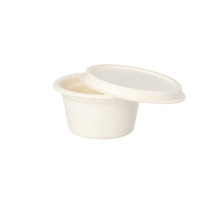 Zobrazen je malý, kulatý, bílý PAPSTAR jednorázový kontejner na dresink z cukrové třtiny (6 cm, 50 kusů) od PAPSTAR GmbH s odpovídajícím víkem na jednoduchém bílém pozadí.