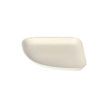 Zobrazen je bílý, trojúhelníkový PAPSTAR talíř z cukrové třtiny (13x13 cm, 1/4) z řady "Belle Vie" na bílém pozadí. Ekologický jednorázový talíř (24 kusů) od PAPSTAR GmbH má zaoblené hrany a je balen ve smršťovací fólii.