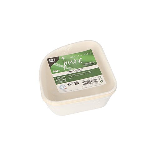 Stoh čtyř bílých PAPSTAR „pure“ Belle Vie, Ligne Carrée cukrových misek s zeleno-bílou etiketou s informacemi o produktu a recyklačními symboly. Biologicky odbouratelné misky pocházejí od PAPSTAR GmbH a jsou vyrobeny na rostlinné bázi.