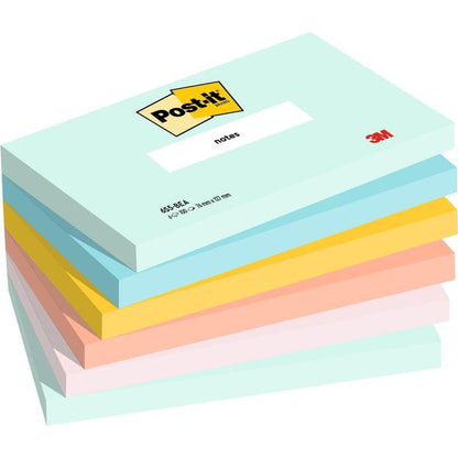 Stoh šesti 76 x 127 mm velkých Post-it® poznámkových bloků (každý 100 listů) v pastelových barvách od 3M Deutschland GmbH. Každý blok je opatřen logem Post-it a logem 3M a je vyroben ze 100 % z papíru s certifikací PEFC.