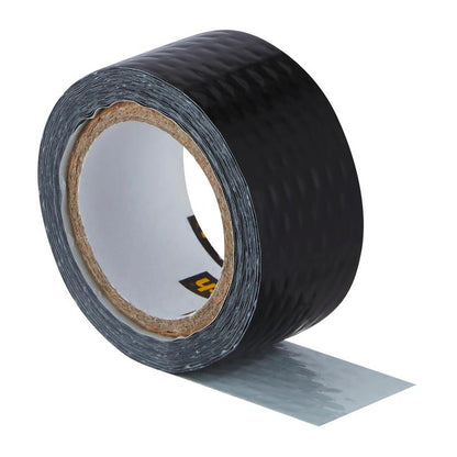 Role univerzální lepicí pásky Scotch® Extremium™ (3 m x 19 mm) od 3M Deutschland GmbH stojí vzpřímeně s částečně odvinutým koncem, který ukazuje lepidlo, na bílém pozadí.