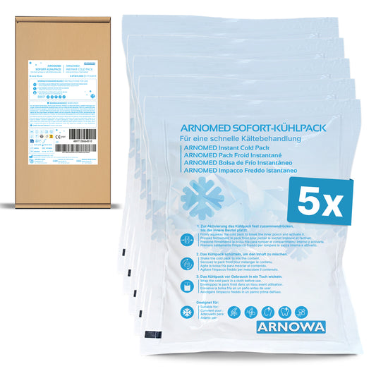 Fünf ARNOMED SOFORTKÄLTEKOMPRESSE von ARNOWA GmbH in klarer Kunststoffverpackung, ausgestellt vor einer Box mit mehrsprachiger Info. Ein blaues "5x"-Symbol hebt die Menge für eine effektive Kältetherapie hervor.