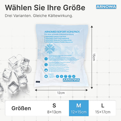 Eine blau-weiße ARNOMED SOFORTKÄLTEKOMPRESSE der ARNOWA GmbH ist neben schmelzenden Eiswürfeln abgebildet. Abgebildet sind die Größen S (8x13 cm), M (12x15 cm) und L (15x17 cm), wobei die mittlere Kühlkompresse hervorgehoben ist.