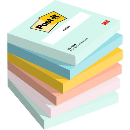 Stoh sedmi 3M Deutschland GmbH Post-it® lepících poznámek, 76x76 mm, 100 listů na blok, v různých pastelových barvách, přičemž horní blok ukazuje logo Post-it a 3M. Vyrobeno ze 100% PEFC certifikovaného papíru.