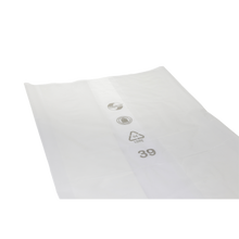 Die EMIL DEISS KG (GmbH + Co.) DEISS 99026 ist eine transparente Kunststofffolie (700+250x1200x0,05 mm) für Verpackungen mit Recycling- und Materialkennzeichnungssymbolen sowie der Zahl 39 in schwarzer Schrift auf weißem Grund. Karton enthält 200 Stück.