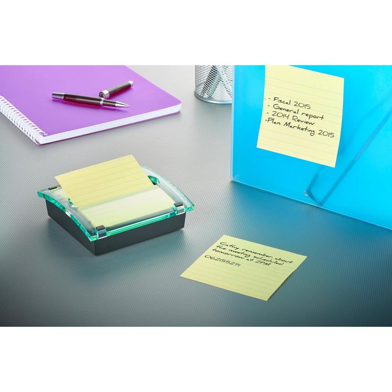 Na stole leží fialový zápisník, dvě pera, síťový držák na pera, modrá složka s poznámkovými bloky XL a 3M Deutschland GmbH Post-it® Z-Notes Dispenser XL se Super Sticky Z-Notes ve velkém žlutém linkovaném formátu (101x101 mm).