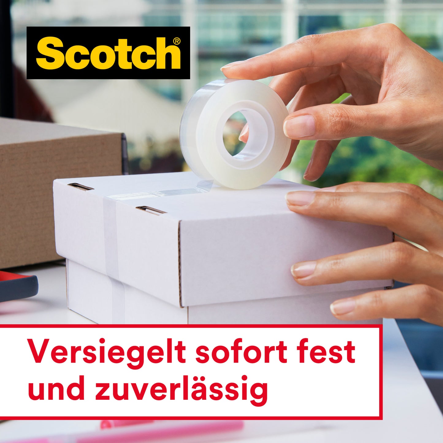 Eine Person verschließt einen weißen Karton mit Scotch® Crystal Klebeband 6-1915R3/2 der 3M Deutschland GmbH. Abgebildet ist der deutsche Text "Versiegelt sofort fest und zuverlässig", links oben das Scotch-Logo und im Hintergrund Büromaterial.