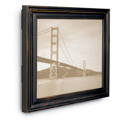 Tato černobílá fotografie Golden Gate Bridge s rámem může být bez poškození namontována pomocí velkých černých Command™ montážních proužků na obrazy 17206BLK od společnosti 3M Deutschland GmbH a snadno odstraněna pomocí dodaných černých suchých zipů.