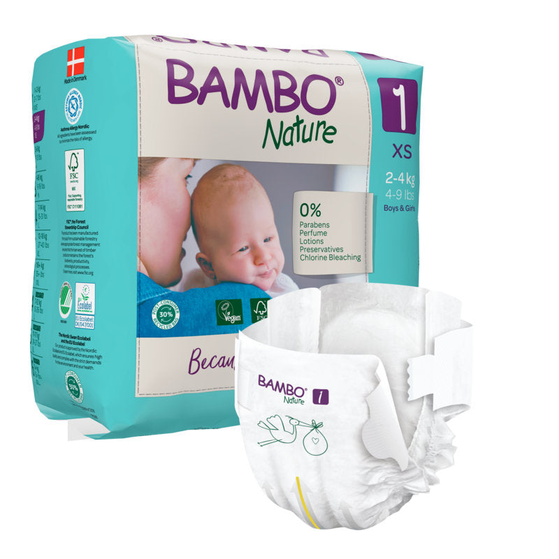 Balení Bambo Nature od společnosti Abena Re-Seller GmbH pro děti vážící 2-4 kg je zobrazeno s fotografií dítěte na obalu. Na přední straně je plínka, která zdůrazňuje její ekologický design, logo značky a udržitelné materiály.