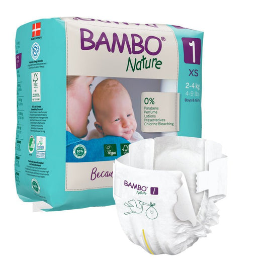 Na obalu balení plen Bambo Nature od společnosti Abena Re-Seller GmbH pro miminka o hmotnosti 2–4 kg je vyobrazena fotografie miminka. Na přední straně je vyobrazena plenka, která zdůrazňuje její ekologický design, logo značky a udržitelné materiály.