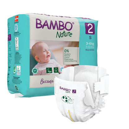Balení plenek Bambo Nature od společnosti Abena Re-Seller GmbH velikosti 2 pro děti vážící 3-6 kg je zobrazeno vedle jedné rozložené plínky. Obal ukazuje usmívající se dítě, informace o produktu a zeleno-fialové designové akcenty.