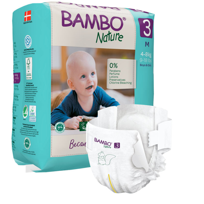 Balení plenek Bambo Nature od společnosti Abena Re-Seller GmbH velikosti 3 pro děti vážící 4-8 kg je zobrazeno s usmívajícím se dítětem. Jedna plínka v popředí ukazuje design, logo a zdůrazňuje udržitelné materiály pro péči o dítě.