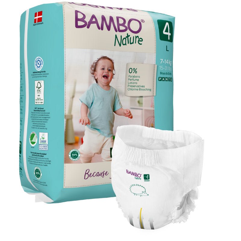 Balení Bambo Nature Pants od společnosti Abena Re-Seller GmbH je vedle jednotlivé pleny a zobrazuje usmívající se batole, detaily produktu a symboly pro ekologické a k pokožce šetrné certifikace.