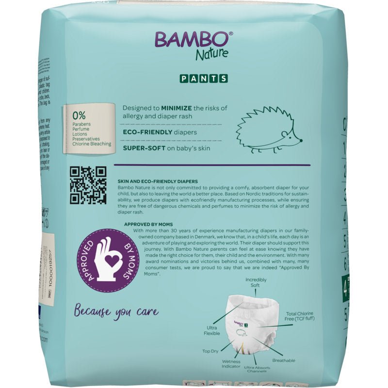 Zadní strana Bambo Nature Pants od společnosti Abena Re-Seller GmbH zobrazuje na světle modrém pozadí informace o produktu, tvrzení "k pokožce šetrné" a "ekologické pleny", roztomilého ježka, certifikační pečeť a QR kód.
