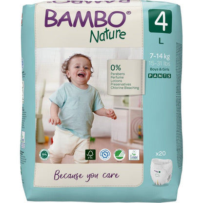 Balení Bambo Nature Pants od společnosti Abena Re-Seller GmbH (velikost 4) zobrazuje usmívající se batole v světle modré košili a bílé pleně. Na balení pro 20 kusů je napsáno "0% parabenů, parfémů, krémů, konzervantů, chlorového bělení."