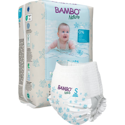 Plenky na plavání Bambo Nature, vel. S, 7-12 kg (12 kusů) od společnosti Abena Re-Seller GmbH zobrazují na přední straně plovoucí dítě a plavky se světle modrými motivy hvězdice a mušlí - ideální pro vodní radovánky vašeho dítěte!.