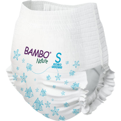 Plenky na plavání Bambo Nature, vel. S, 7-12 kg (balení po 12 kusech) od společnosti Abena Re-Seller GmbH jsou bílé plavky s modrými motivy ryb a hvězdice, s elastickým pasem a lemy nohavic. Ideální pro děti.