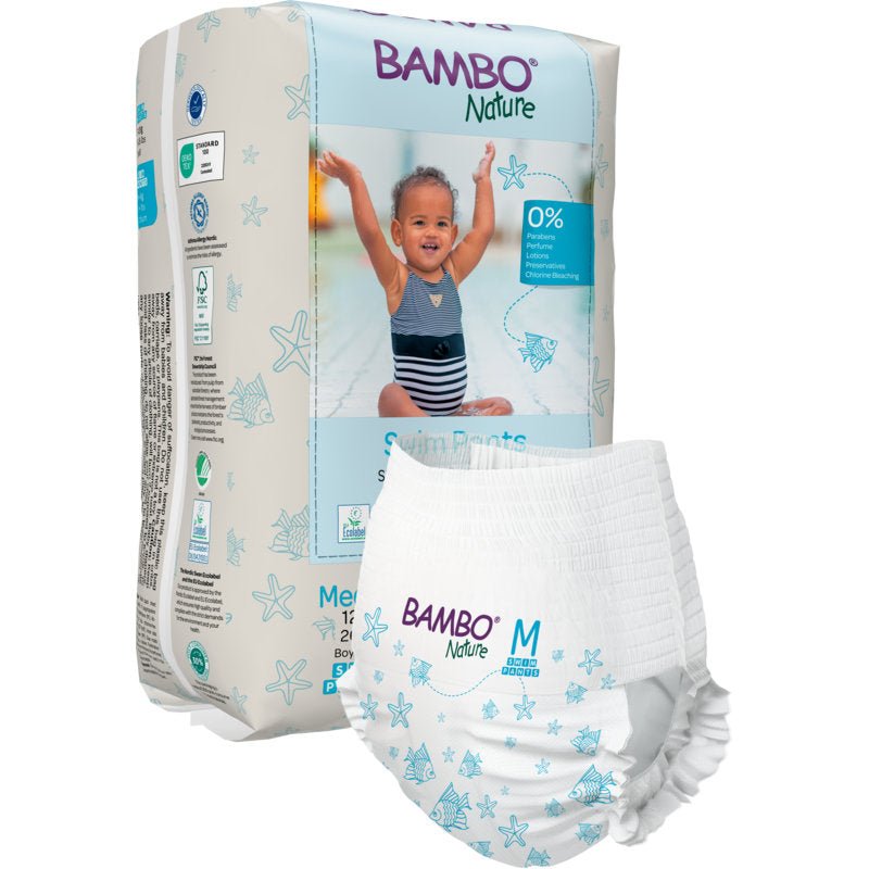 Balení plaveckých plenek Bambo Nature, vel. M, 12+ kg (12 kusů) od Abena Re-Seller GmbH je na přední straně zobrazeno s plaveckou plenkou a ukazuje usmívající se dítě v plavkách se zdviženými pažemi na obalu.