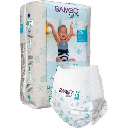 Balení plaveckých plenek Bambo Nature, vel. M, 12+ kg (12 kusů) od Abena Re-Seller GmbH je na přední straně zobrazeno s plaveckou plenkou a ukazuje usmívající se dítě v plavkách se zdviženými pažemi na obalu.