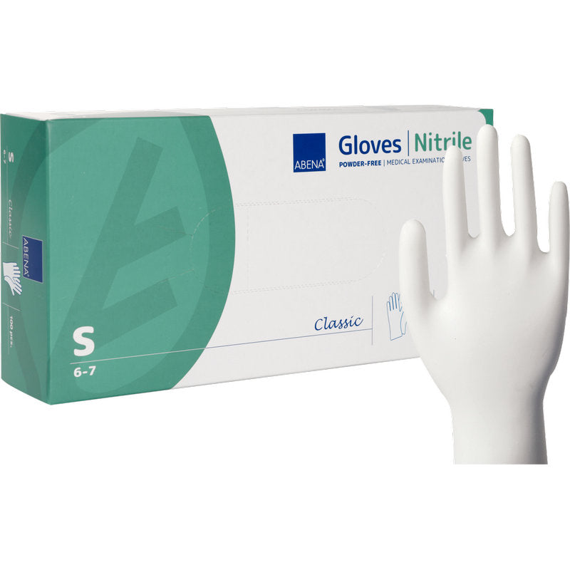 Eine weiß-grüne Box der Abena Re-Seller GmbH mit Nitril-Handschuhen Classic, puderfrei und weiß (Größe S), steht neben einer aufrechten Hand mit passendem Einmalhandschuh.