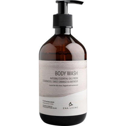 ENA Living Body Wash, 500 ml od Abena Re-Seller GmbH (karton s 8 baleními), pečuje hydratačně s éterickými oleji z cedrového dřeva, pomeranče a levandule. Bílé provedení zdůrazňuje jemnou tělovou mycí emulzi.