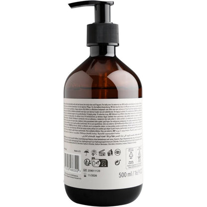 Hnědá plastová láhev s černou pumpičkou a velkou bílou etiketou ukazuje čárový kód, recyklační symboly a objem 500 ml pro ENA Living Body Wash od Abena Re-Seller GmbH, prodávané jako karton (8 balení).