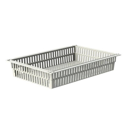 Novocal ABS koš v šedé barvě má perforované dno, je dělitelný pomocí výsuvných zarážek a je vyroben z odolného ABS materiálu. Je prázdný a prezentován před bílým pozadím.